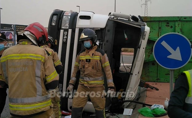 Los bomberos rescatan a un camionero tras volcar en la autovía A-7, a la altura de la pedanía murciana de Cabezo de Torres