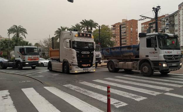 Medio centenar de camiones llevan la huelga de los transportistas autónomos al centro de la ciudad de Murcia