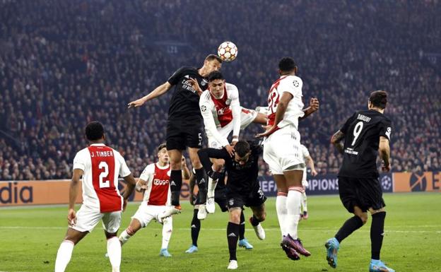 El Benfica da la sorpresa en Ámsterdam con un gol de Darwin Núñez