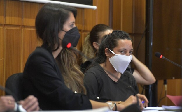 María Isabel TO (right), during the trial.