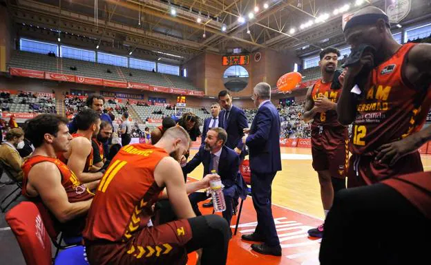 Sito Alonso gives instructions in a timeout of the match that UCAM won against Andorra, on Sunday. 