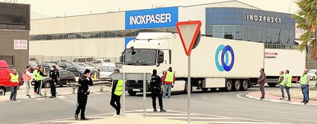 La huelga de camioneros desabastece ya algunas gasolineras y afecta a la logística de las industrias