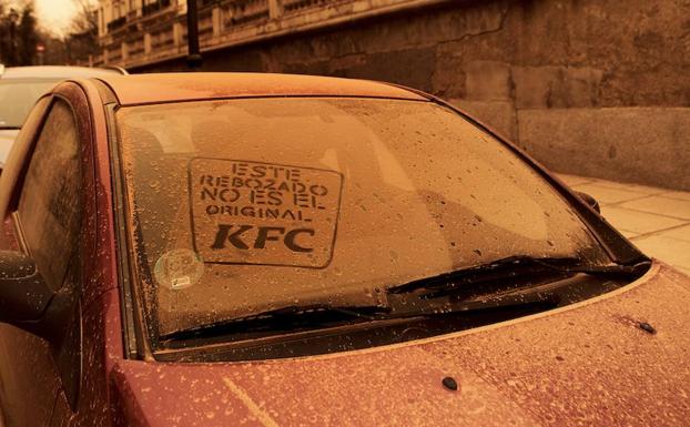 KFC regala tiras de pollo a los clientes que dibujen el logo de la marca en sus coches 'rebozados' por la calima