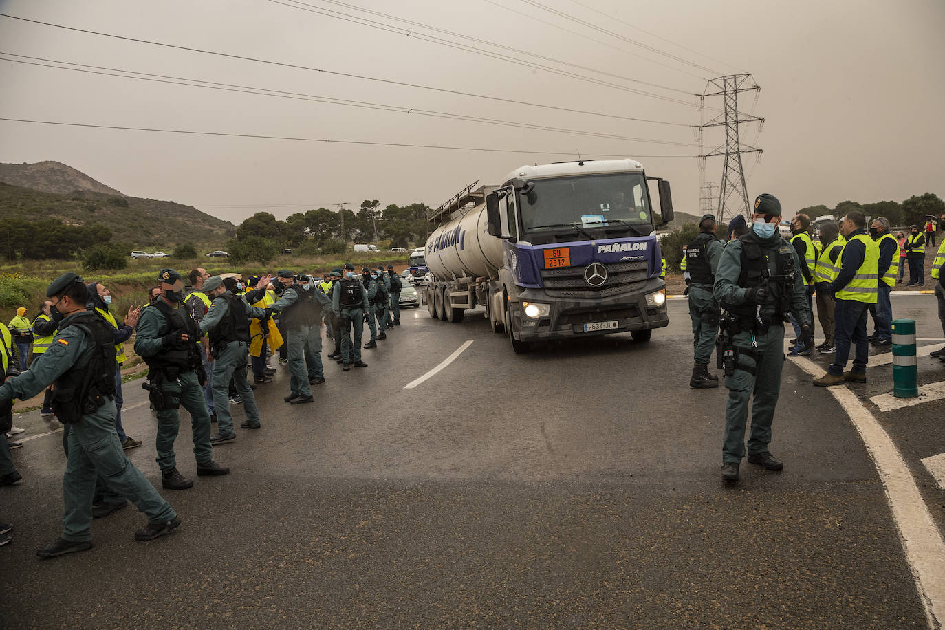 Camiones escoltados por la Guardia Civil en el Valle de Escombreras