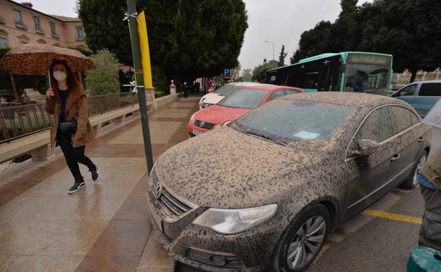 Cómo limpiar el coche tras la lluvia de barro de la calima