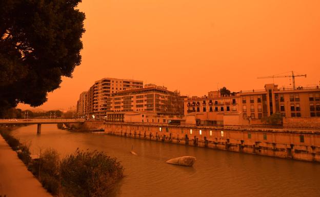 Image of the Segura river, as it passes through Murcia, covered by an orange atmosphere, last Monday.