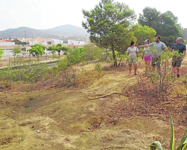«Indignación» en Llano del Beal por los residuos mineros junto al colegio
