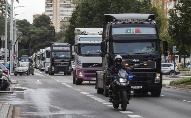 Decenas de camiones vuelven a bloquear las calles principales de Murcia y Cartagena a la hora de salida de los colegios y el trabajo