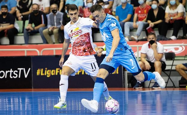 Pol Pacheco, from Inter FS, hits the ball against Marcel, from ElPozo Murcia.