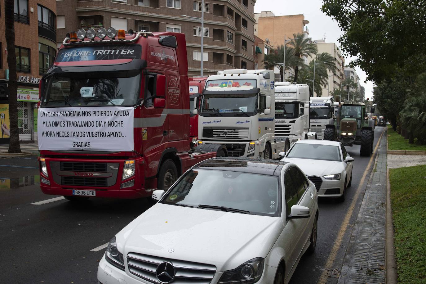 Centenares de camioneros colapsan las calles de Cartagena, en imágenes