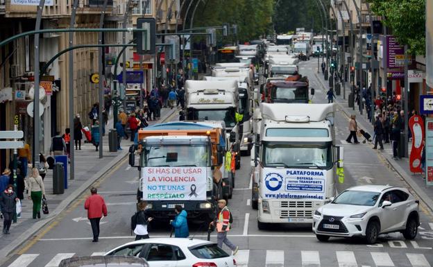 Transportistas en huelga: «Cuando está todo perdido no queda otra cosa que movilizarse»