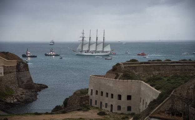 Elcano zarpa tras ocho horas en Cartagena y deja su impronta en el dique de cruceros