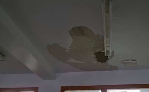 Denuncian goteras en el colegio Nuestra Señora de la Fuensanta de Beniaján por la lluvia