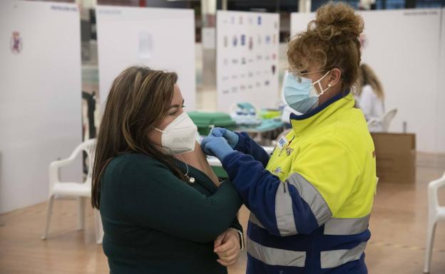 Los ingresos por Covid siguen estables en la Región de Murcia y los casos diarios vuelven a bajar al medio millar