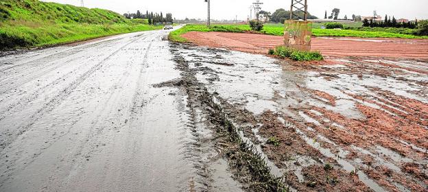 Un vertido de purines desde una vaquería anega el Camino del Sifón en la zona de El Bohío