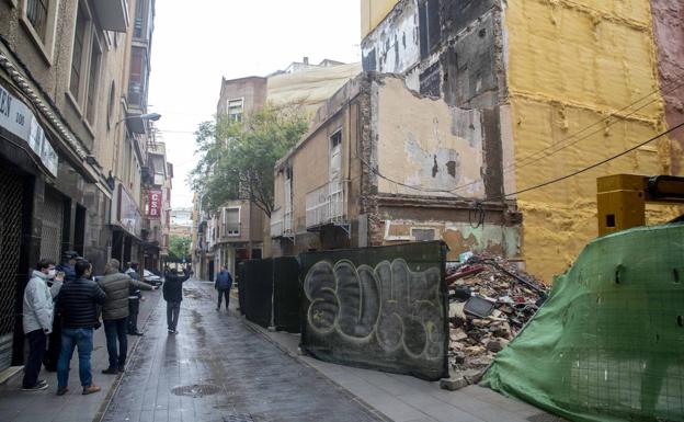 Susto en el casco histórico de Cartagena por la caída de cascotes desde un edificio en ruinas