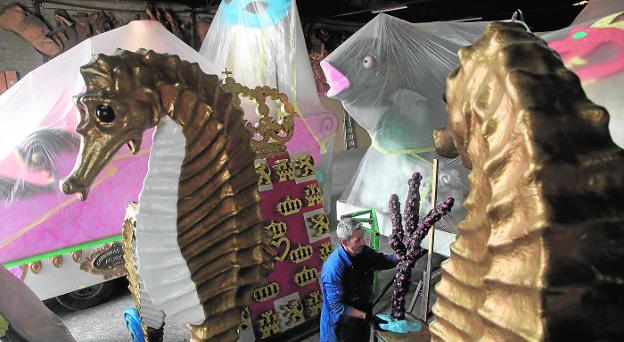 La preparación de las carrozas del Bando se complica por la falta de material