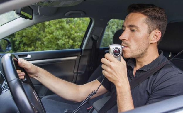 Los vehículos en los que será obligatorio llevar un alcoholímetro incorporado a partir de julio