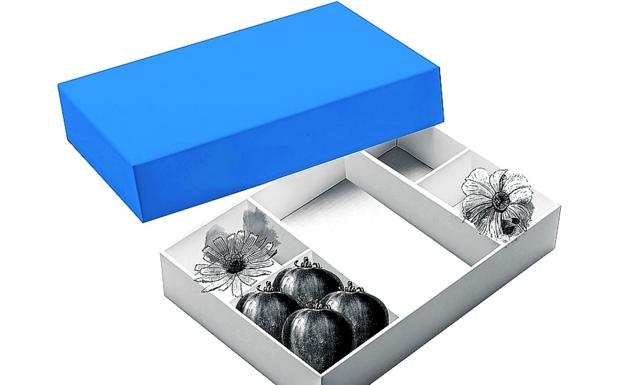 Una mesa viva y doce maletas