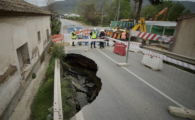 Aparece un socavón en la carretera que une las pedanías murcianas de Los Dolores y Los Garres