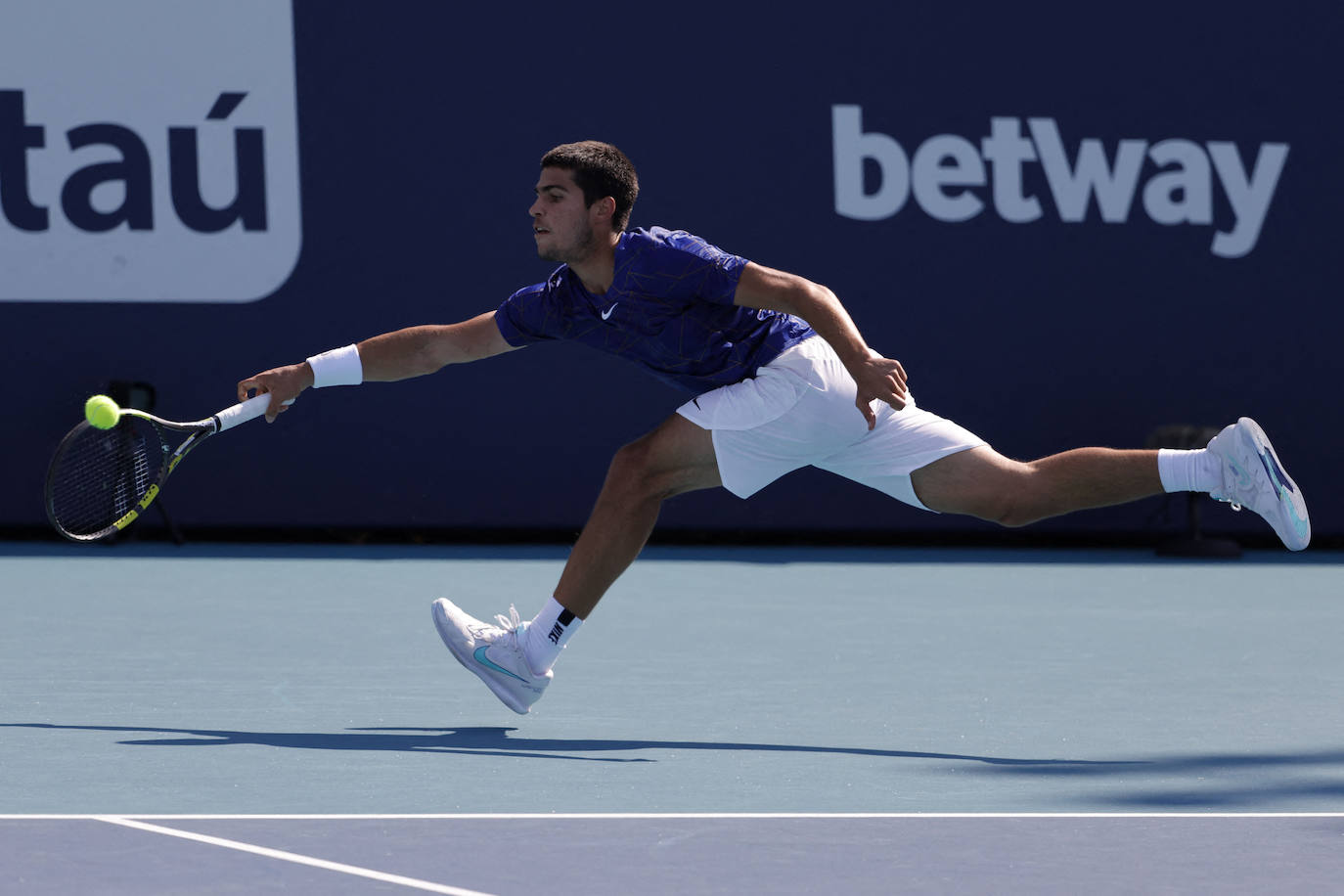 Alcaraz no cae en la trampa de Cilic y ya está en octavos