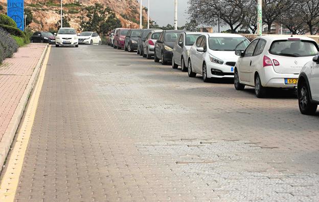 Las lluvias de la última semana abren baches en multitud de calles de Cartagena con intensa circulación