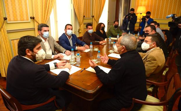 El Gobierno regional anuncia 200.000 euros en ayudas directas y bonificaciones fiscales para el sector pesquero