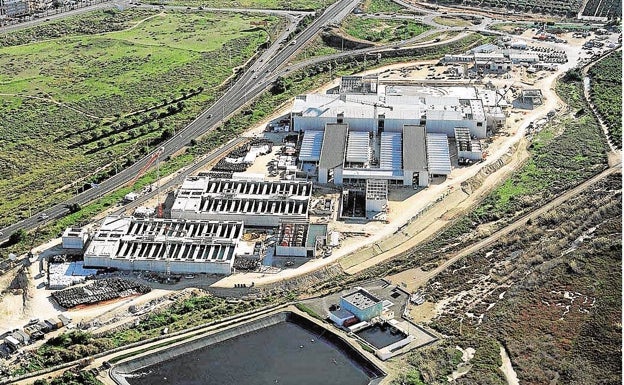 Pedro Sánchez cambia de un plumazo la ley que abarata el agua desalada