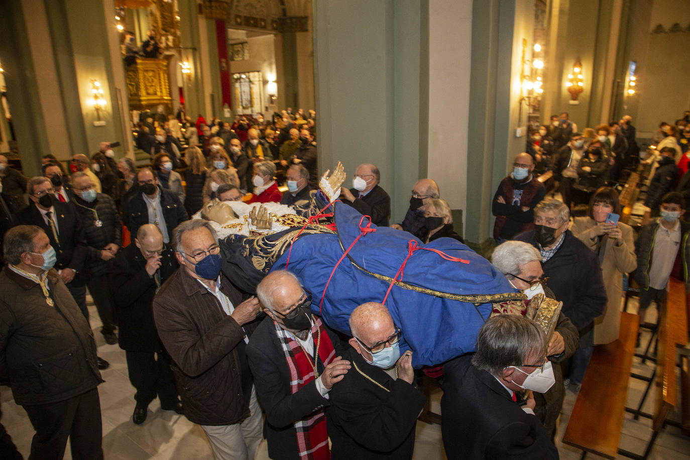 Los californios arropan masivamente el traslado de la Virgen para la Salve Grande