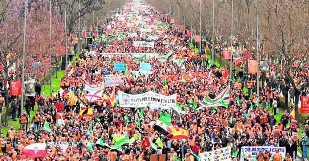 Los cazadores centralizan la histórica manifestación del 20M