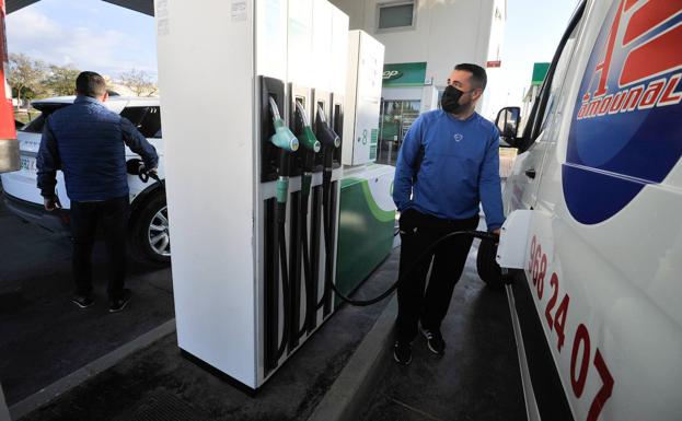 Gasolineras llenas y colas en el estreno del descuento de 20 céntimos al combustible