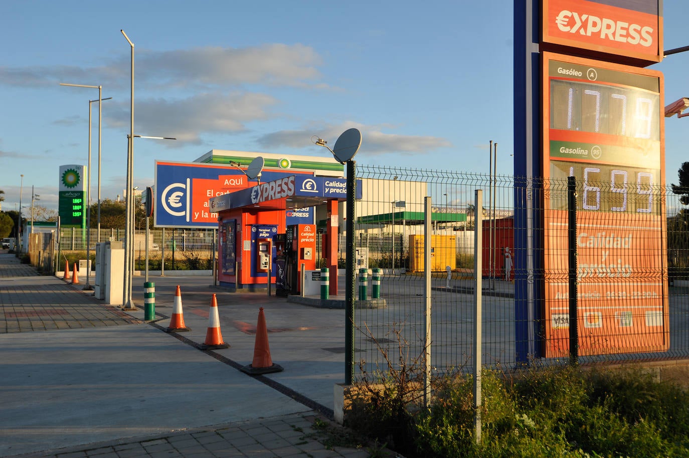 Las gasolineras inician la rebaja de los combustibles en pie de guerra