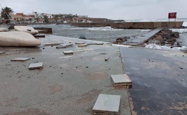 El mar invade casas en Cabo de Palos debido al fuerte oleaje