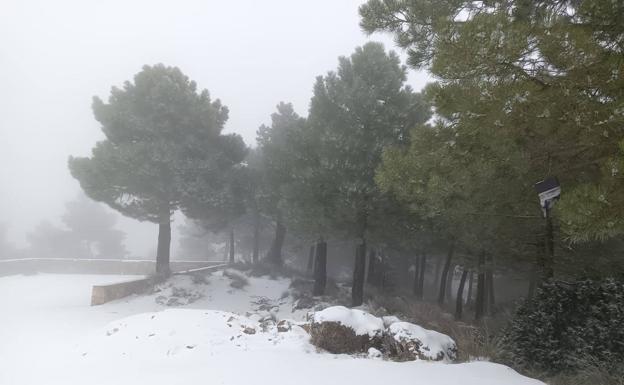 La nieve vuelve un mes después a Sierra Espuña y las pedanías altas del Noroeste