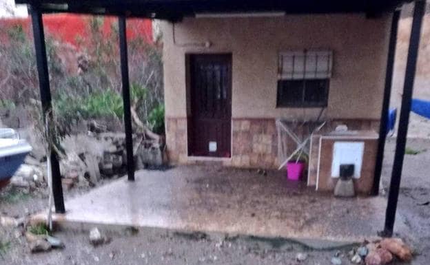 Una vivienda desalojada, una carretera dañada y la caída de una cornisa, daños del temporal en Lorca