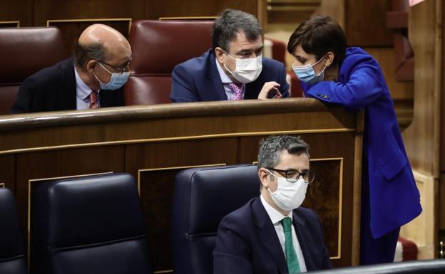 The PNV deputy, Mikel Legarda;  the PNV spokesman in the Congress of Deputies, Aitor Esteban;  and the minister spokesperson, Isabel Rodríguez, talk alongside the Minister of the Presidency,</p>
<p> Félix Bolaños “/></noscript></div>
</picture>
<p class=