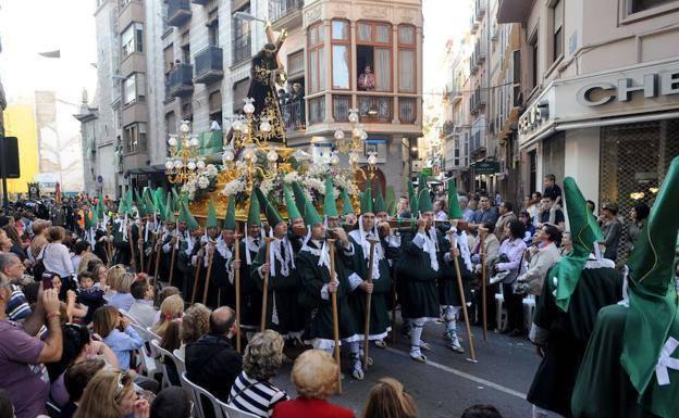 El derrumbe de un edificio en el centro de Murcia obliga a variar el recorrido de cuatro procesiones