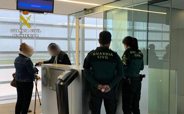 Detienen a un hombre de 61 años en el aeropuerto de Corvera por inducir a una menor a abandonar su domicilio