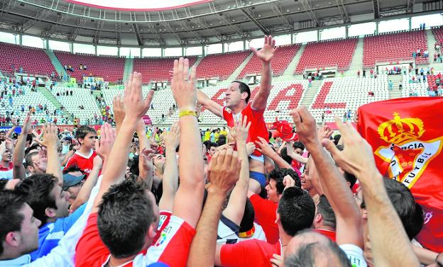 The Grana fans celebrate on the pitch and with Acciari the salvation achieved in 2012 after Murcia's victory against Las Palmas. 