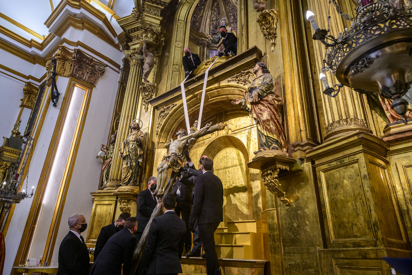 La iglesia de San Pedro Apóstol celebra el descendimiento del Cristo de la Esperanza