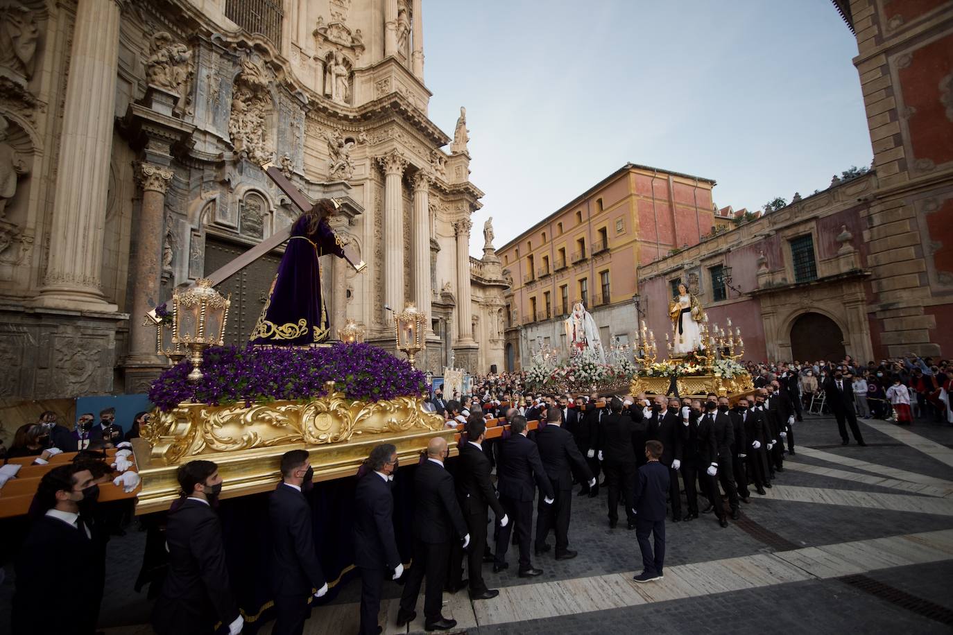 Encuentro de Nuestro Padre Jesús de la Merced en la plaza Cardenal Belluga de Murcia, en imágenes