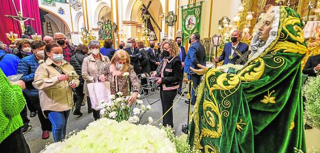 Claveles blancos en lugar del besamanos
