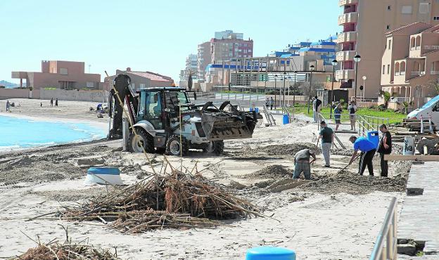 Arreglo de playas a marchas forzadas en la Región de Murcia