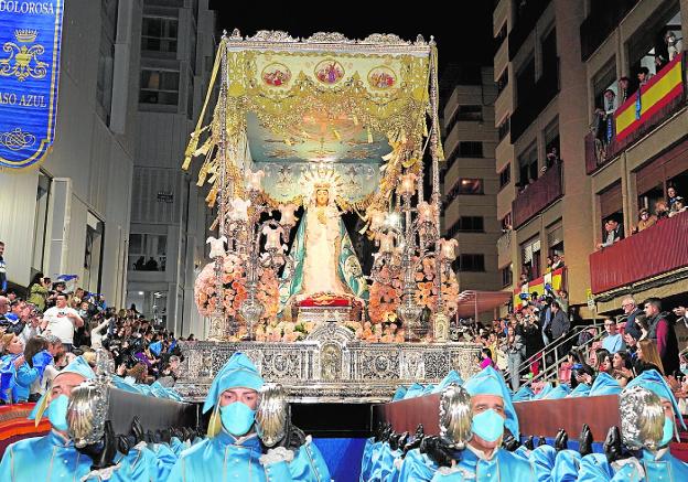 The Virgen de los Dolores, on the shoulders of the portapasos for the race of Juan Carlos I, last night. 