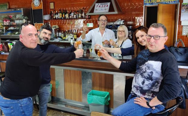 El bar Milocho reparte entre los vecinos de Beniel 750.000 euros de la Lotería Nacional