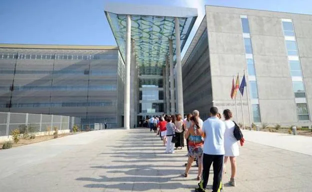 Queues to enter the City of Justice in Murcia, in a file image. 