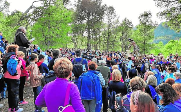 Miles de romeros acompañan al Cristo de la Columna en su bajada a Jumilla