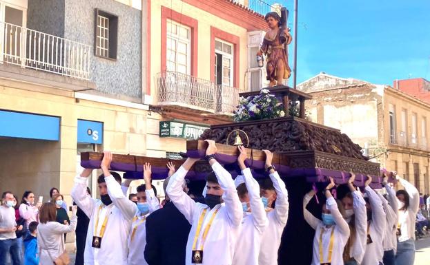 Reparten 11.000 crespillos en la procesión de los 'Niños de la Gavia' de La Unión