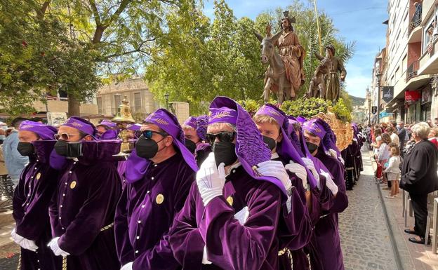 La Procesión de las palmas saca a la calle a miles de ciezanos