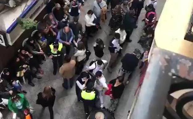 Tensión y nervios por desajustes en la venta de sillas para ver la procesión de la Esperanza de Murcia